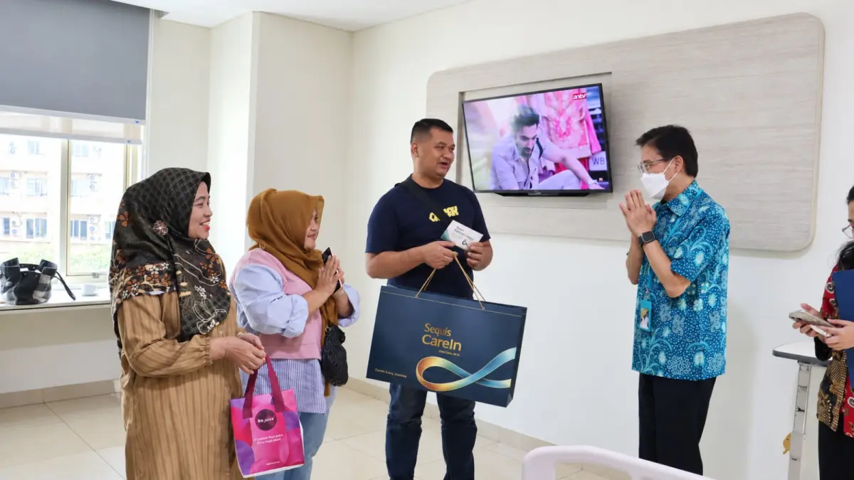 Director & Chief Operations Officer Sequis Life Dian Ekawati mengunjungi salah satu pasien di RS Pondok Indah Puri Indah, Jakarta, Jumat (4/9/2026).