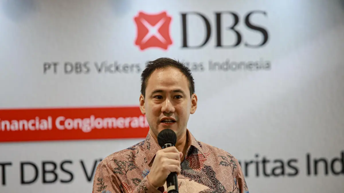 Direktur DBS Vickers Securities (Singapore) Pte Ltd & DBS Vickers Securities Holding PTE LTD, Tang Yew Choong, menandatangani Akta Jual Beli saham PT DBS Vickers Sekuritas Indonesia di Jakarta, Selasa (1/9/2026).