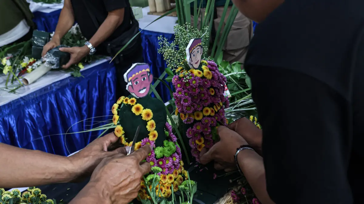 Peserta mengikuti lomba merangkai bunga di Gebyar Bunga di Pasar Bunga Rawa Belong, Jakarta, Jumat (04/09/2026).