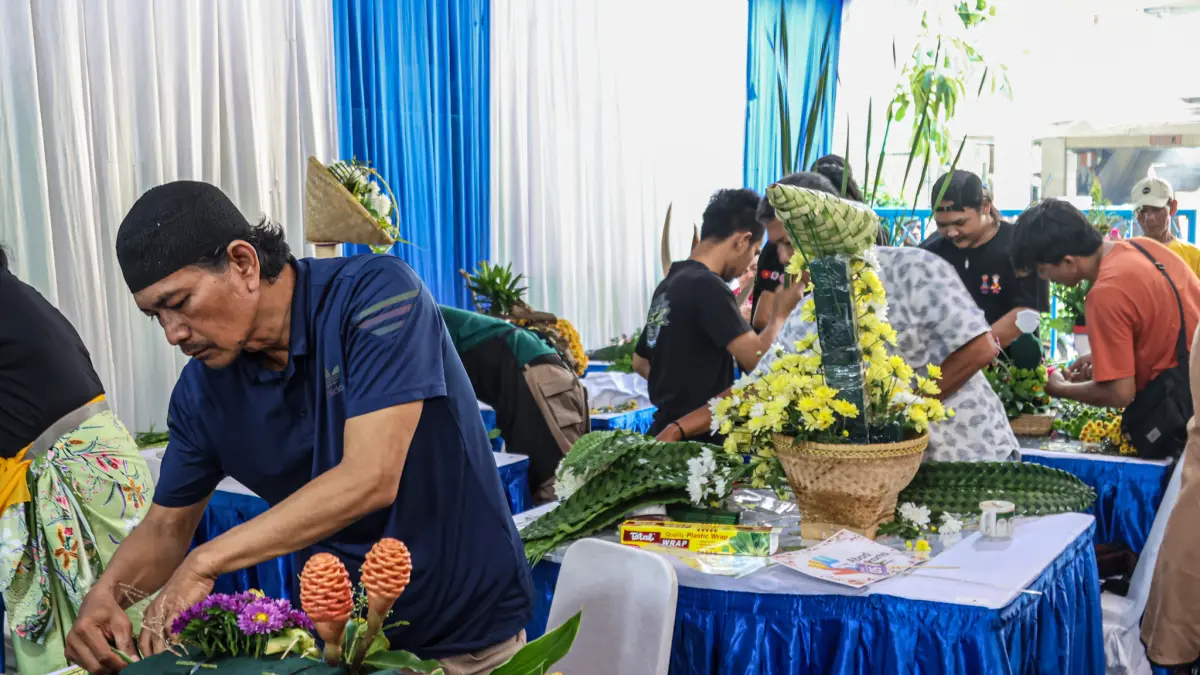 Peserta mengikuti lomba merangkai bunga di Gebyar Bunga di Pasar Bunga Rawa Belong, Jakarta, Jumat (04/09/2026).