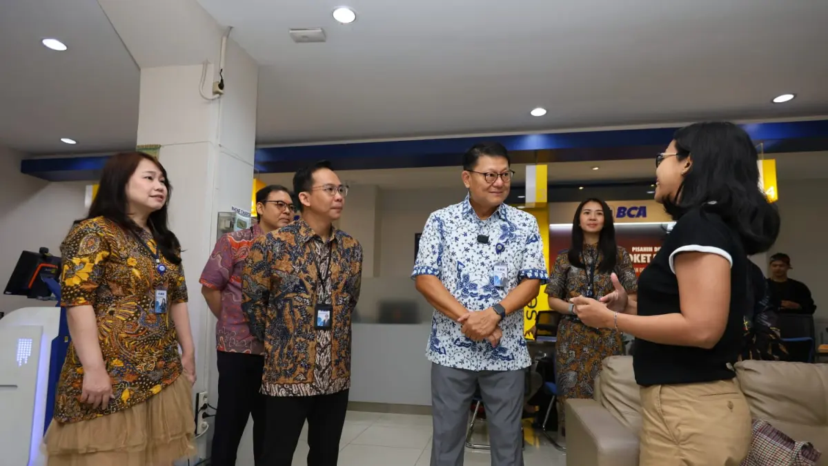 Presiden Direktur PT Bank Central Asia Tbk (BCA) Hendra Lembong berbincang dengan nasabah di Menara BCA, Jakarta, Jumat (4/9/2026).