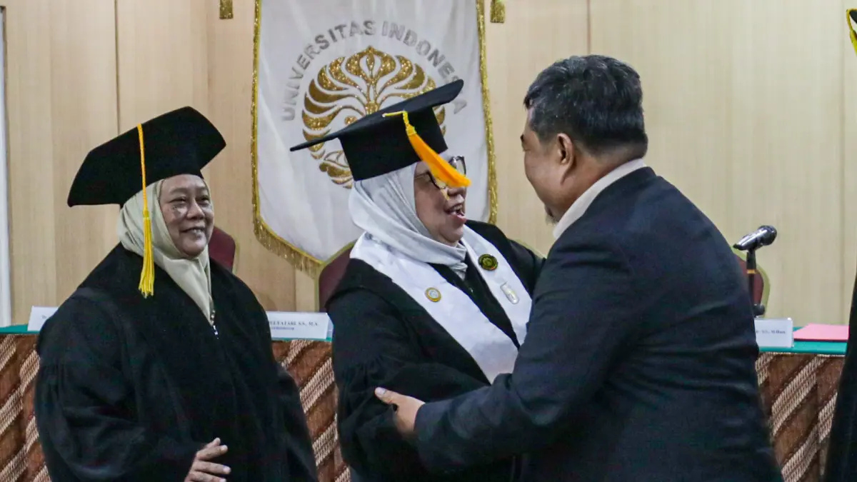 Promovendeus Fajar Kurniawan mengikuti sidang disertasi berjudul “Kusni Kasdut: Bandit Sosial dalam Kajian Historis 1945–1980” dalam ujian terbuka promosi doktor Ilmu Pengetahuan Budaya Universitas Indonesia