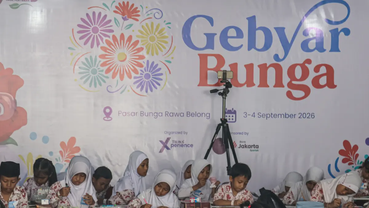 Sejumlah peserta mengikuti lomba mewarnai di Gebyar Bunga di Pasar Bunga Rawa Belong, Jakarta, Jumat (04/09/2026).