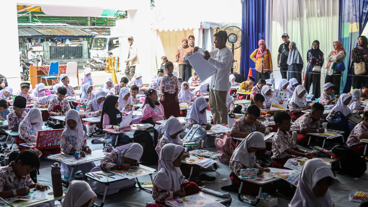 Sejumlah peserta mengikuti lomba mewarnai di Gebyar Bunga di Pasar Bunga Rawa Belong, Jakarta, Jumat (04/09/2026).