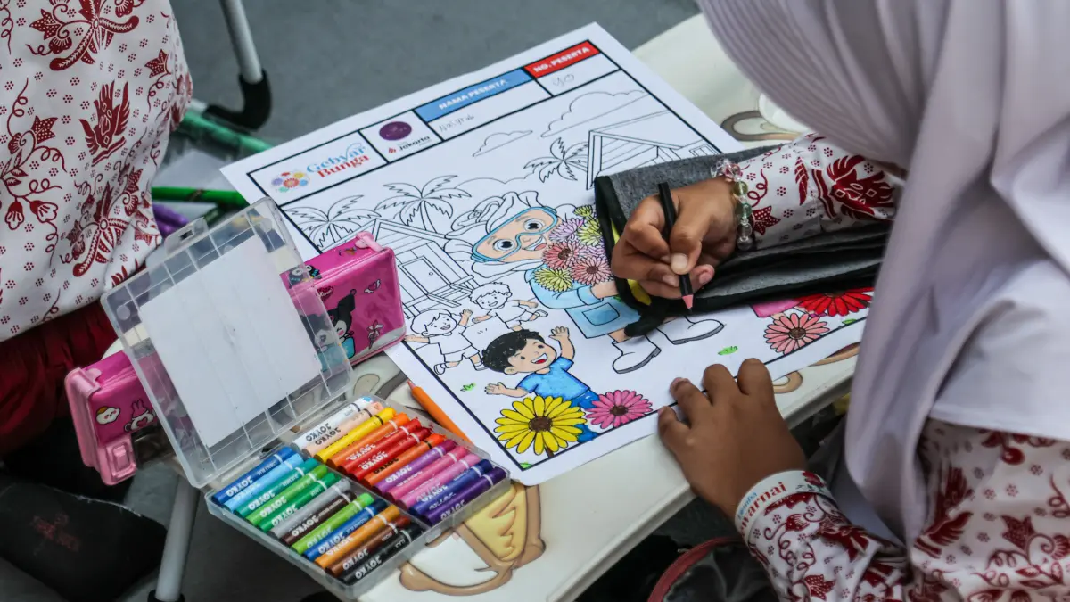 Sejumlah peserta mengikuti lomba mewarnai di Gebyar Bunga di Pasar Bunga Rawa Belong, Jakarta, Jumat (04/09/2026).