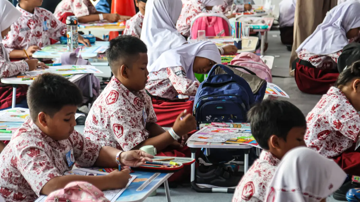 Sejumlah peserta mengikuti lomba mewarnai di Gebyar Bunga di Pasar Bunga Rawa Belong, Jakarta, Jumat (04/09/2026).