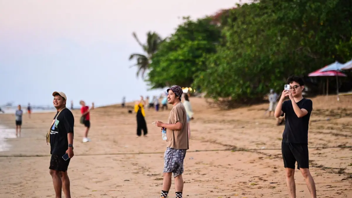 Wisatawan melakukan aktifitas di Pantai Sanur, Bali, Jumat, (04/09/2026).