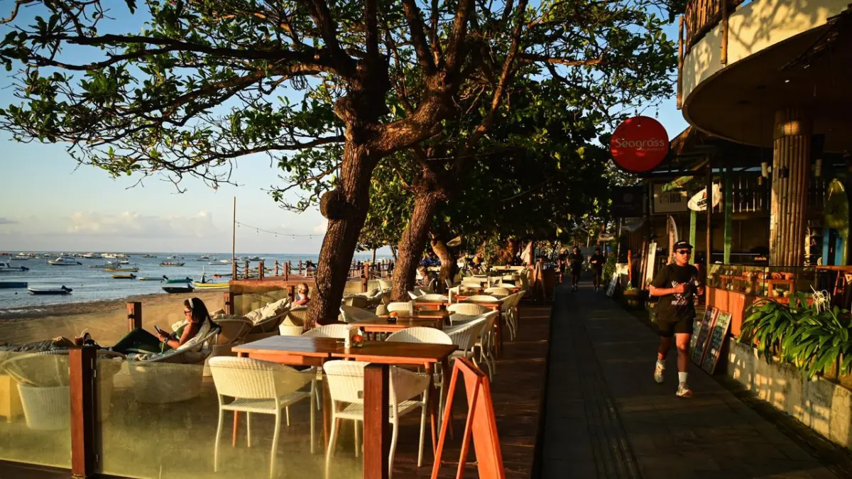Wisatawan melakukan aktifitas di Pantai Sanur, Bali, Jumat, (04/09/2026).