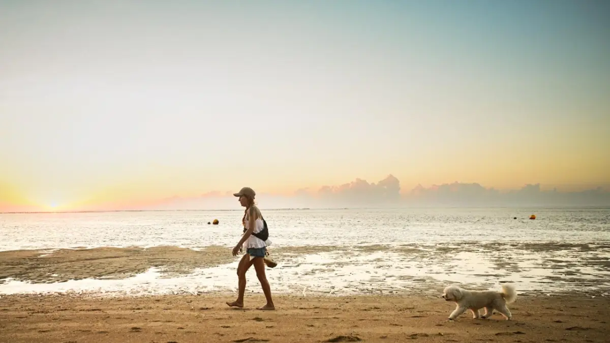 Wisatawan melakukan aktifitas di Pantai Sanur, Bali, Jumat, (04/09/2026).