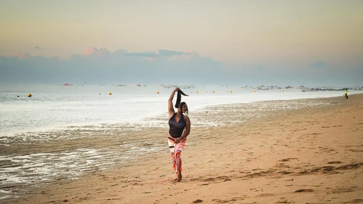 Wisatawan melakukan aktifitas di Pantai Sanur, Bali, Jumat, (04/09/2026).