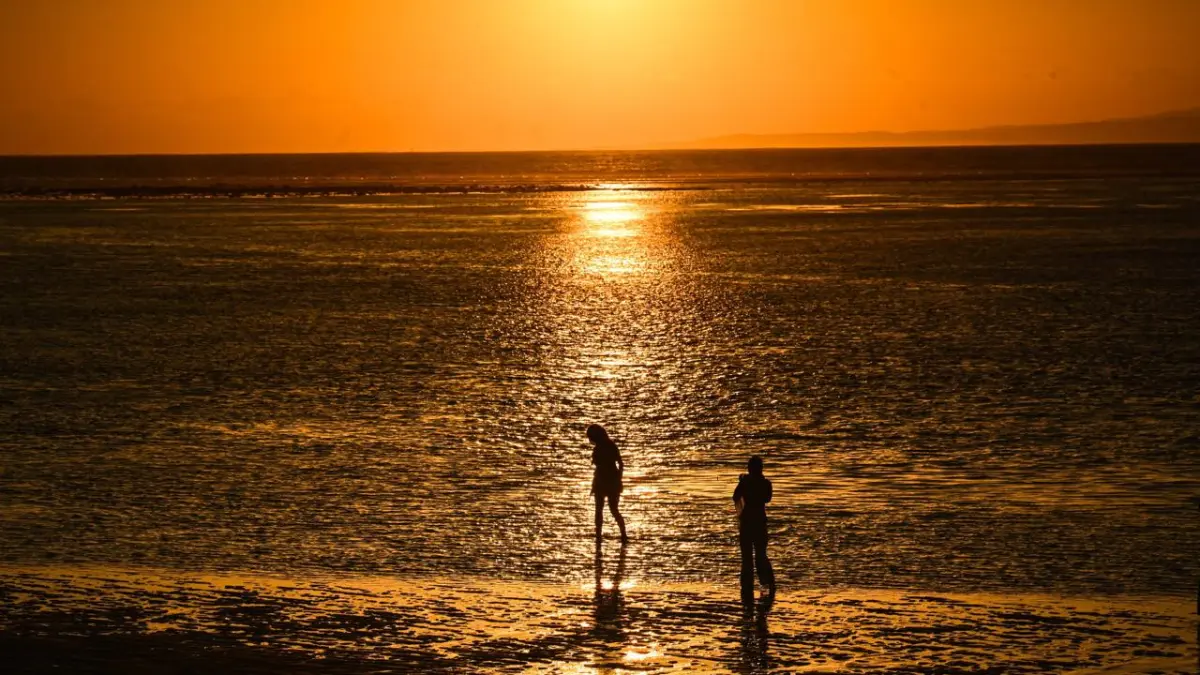 Wisatawan melakukan aktifitas di Pantai Sanur, Bali, Jumat, (04/09/2026).