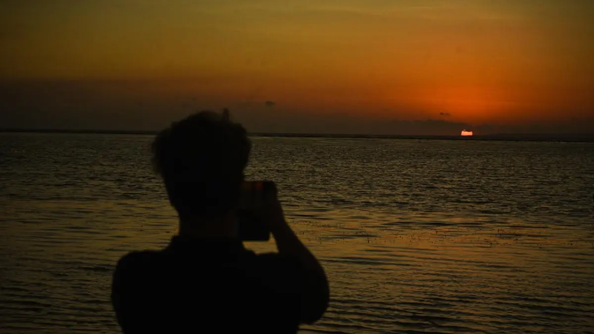 Wisatawan melakukan aktifitas di Pantai Sanur, Bali, Jumat, (04/09/2026).