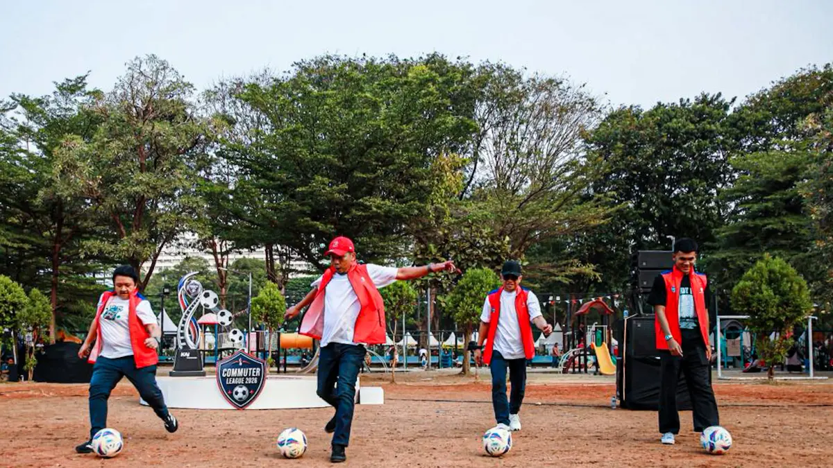 SMK Nusantara bertanding dengan SMA PGRI 09 saat mengikuti Commuter Mini Soccer di Lapangan Banteng, Jakarta, Jumat (4/9/2026).