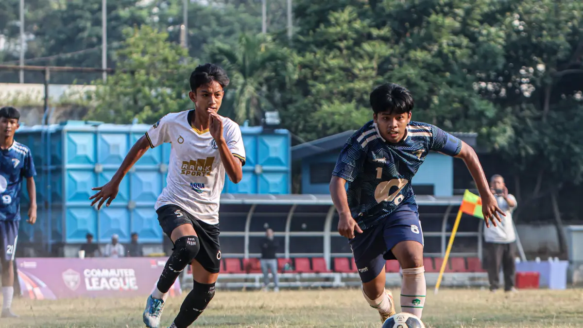 SMK Nusantara bertanding dengan SMA PGRI 09 saat mengikuti Commuter Mini Soccer di Lapangan Banteng, Jakarta, Jumat (4/9/2026).