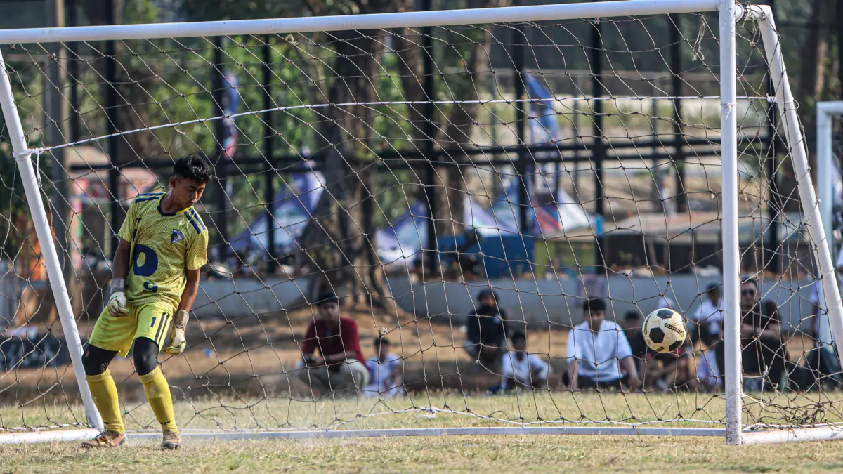 SMK Nusantara bertanding dengan SMA PGRI 09 saat mengikuti Commuter Mini Soccer di Lapangan Banteng, Jakarta, Jumat (4/9/2026).