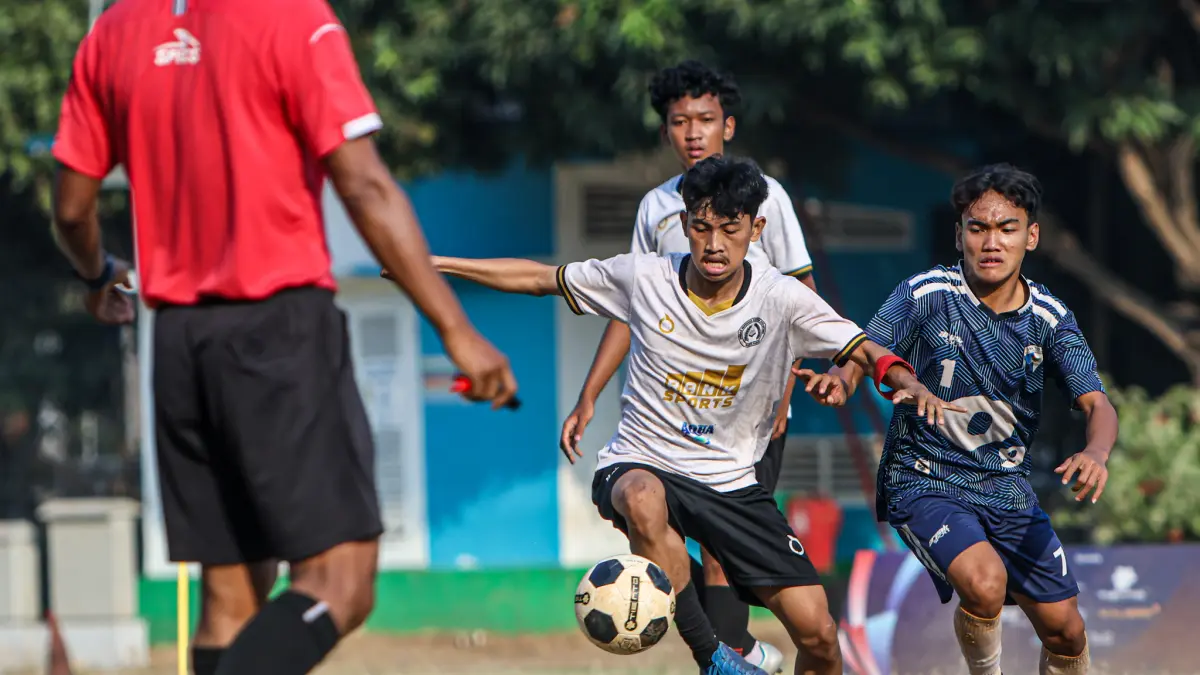 SMK Nusantara bertanding dengan SMA PGRI 09 saat mengikuti Commuter Mini Soccer di Lapangan Banteng, Jakarta, Jumat (4/9/2026).
