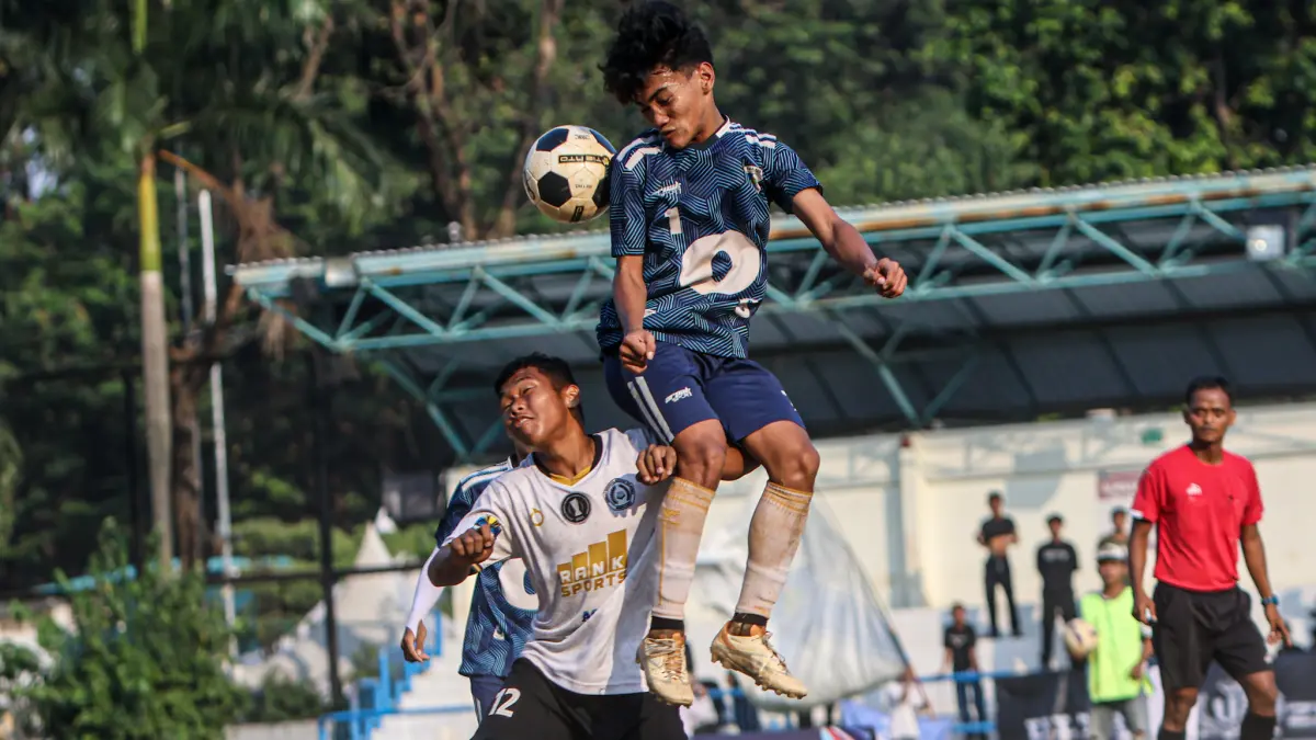 SMK Nusantara bertanding dengan SMA PGRI 09 saat mengikuti Commuter Mini Soccer di Lapangan Banteng, Jakarta, Jumat (4/9/2026).