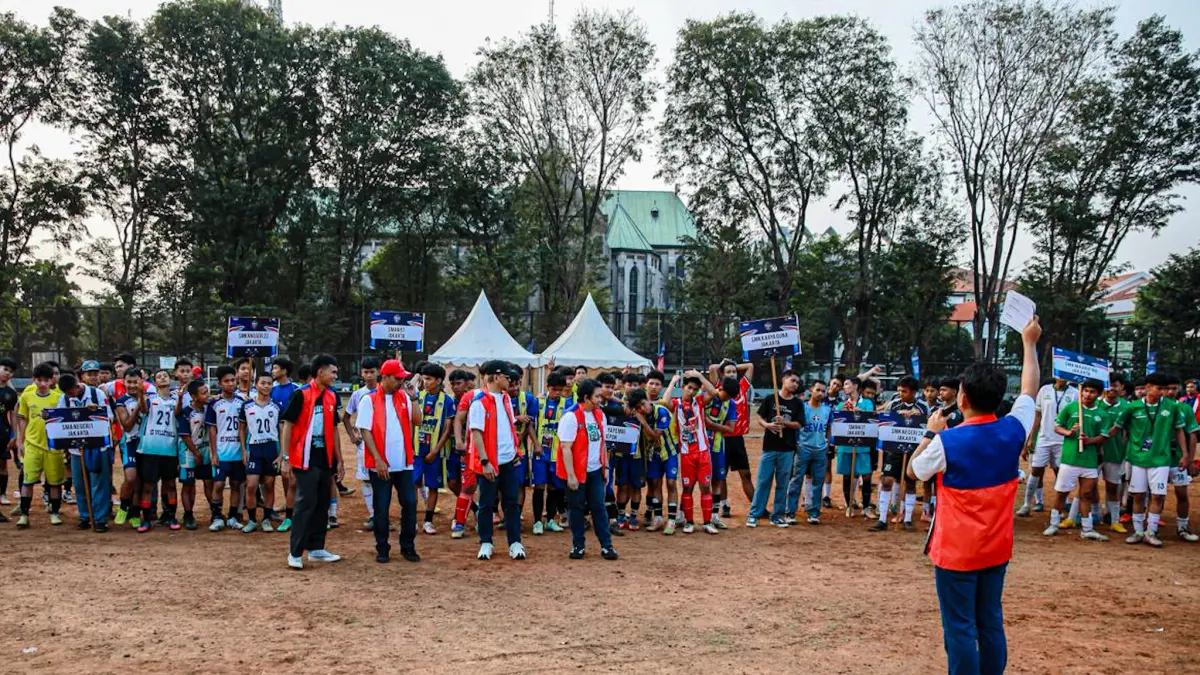 SMK Nusantara bertanding dengan SMA PGRI 09 saat mengikuti Commuter Mini Soccer di Lapangan Banteng, Jakarta, Jumat (4/9/2026).