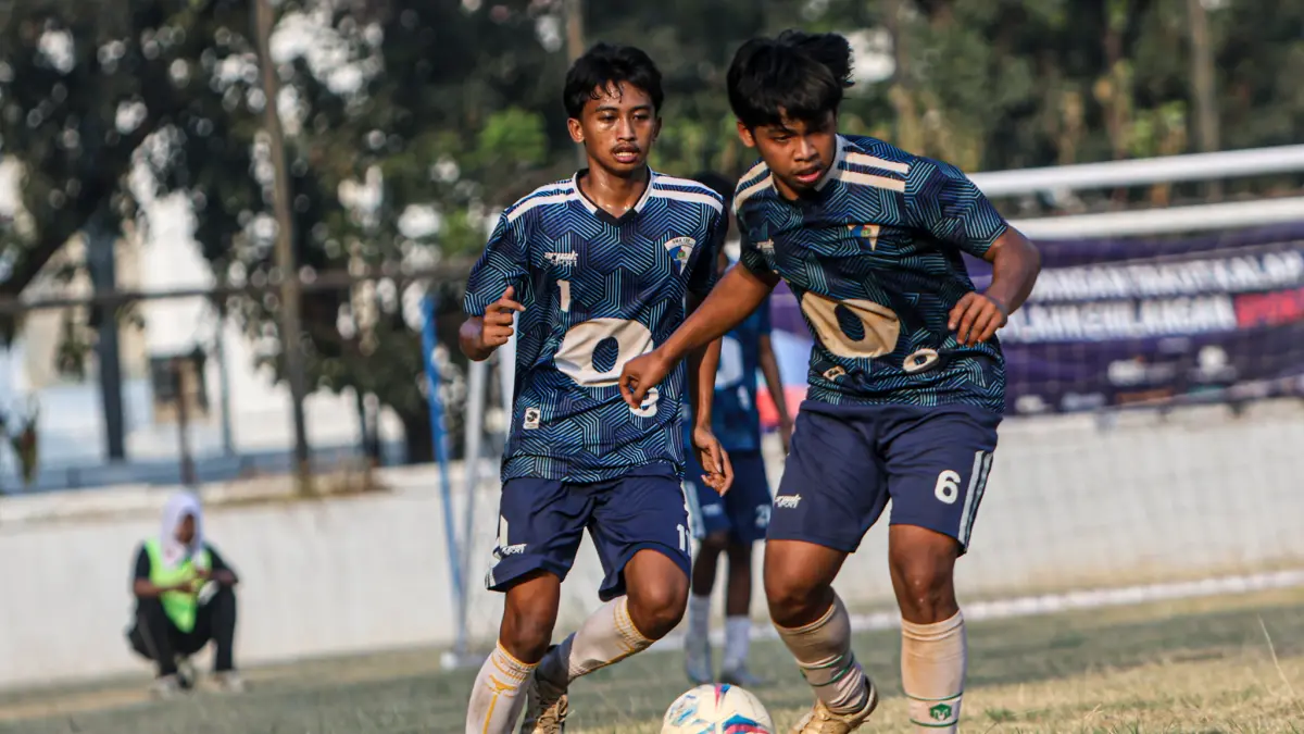 SMK Nusantara bertanding dengan SMA PGRI 09 saat mengikuti Commuter Mini Soccer di Lapangan Banteng, Jakarta, Jumat (4/9/2026).