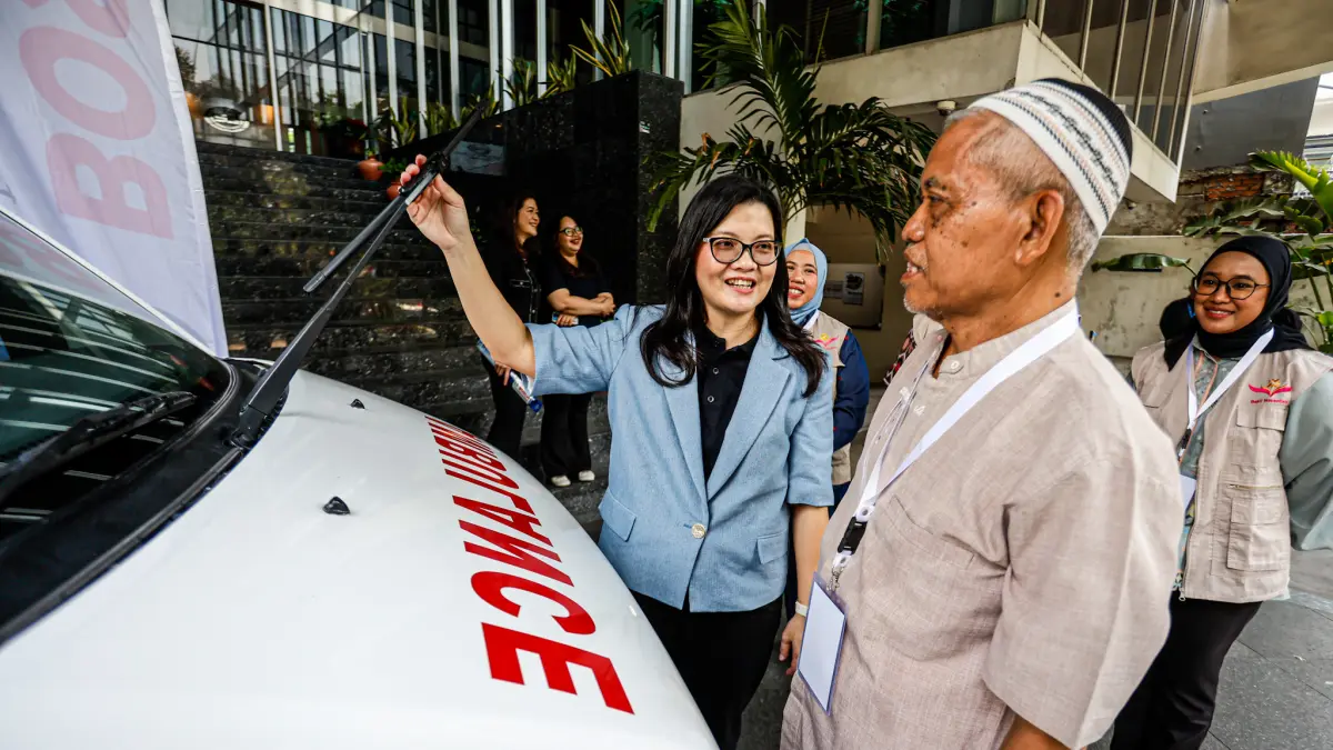Griselda Iwandi Bosch Mobility Aftermarket Country Director (dua kanan) menjelaskan kemudahan pemasangan wiper Bosch kepada Haryono selaku penerima langsung dari program donasi 100 pasang wiper untuk ambulans di Bosch 100 Years Wiper Anniversary di Jakart
