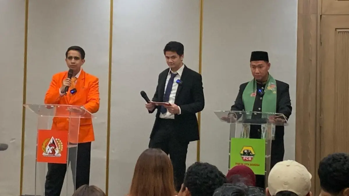 Andovi Da Lopez dan David Nurbianto dalam debat halu Calon Gubernur: Film Bapak Paling Jujur di Ideafest 2026. (Abdul Rahman/JawaPos.com) - Image