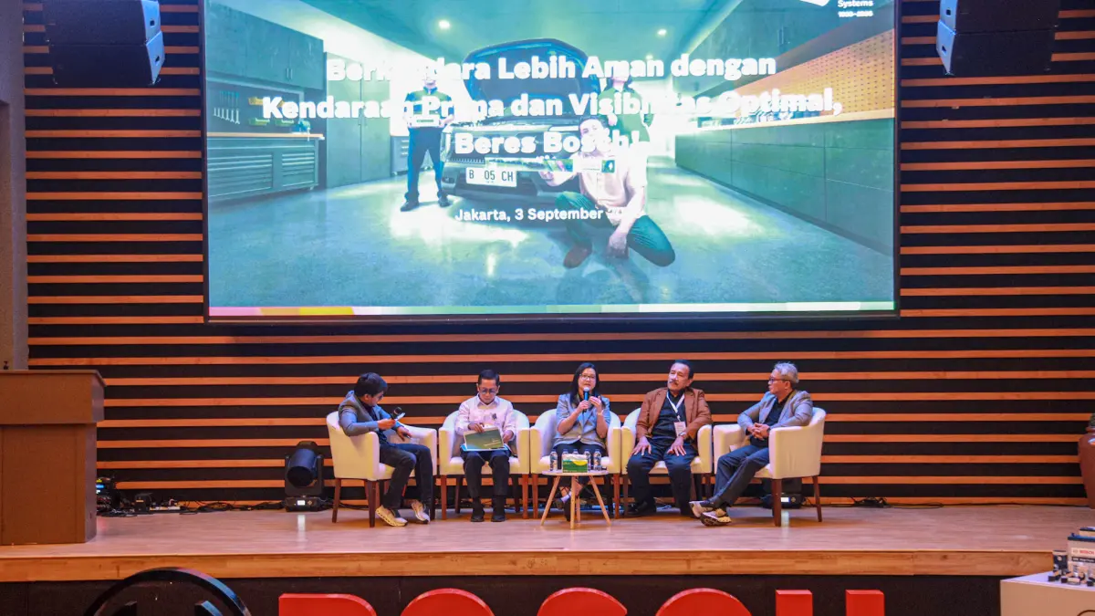 Dari kiri Moderator Muhammad Perkasa Al Hafiz, Kasubdit Uji Kendaraan Bermotor Kementerian Perhubungan Republik Indonesia Heri Prabowo, Bosch Mobility Aftermarket Indonesia Country Director Griselda Iwandi, Akademisi dan Pengamat Otomotif Institut Teknolo