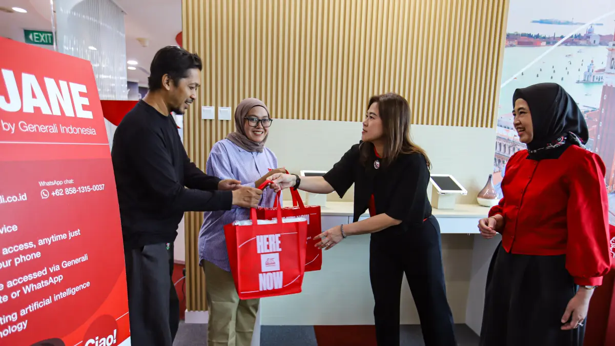 Chief Operation Officer hGenerali Indonesia Suzwamela Zawawi bersama Chief Product Management and Marketing Officer Generali Indonesia Jong Wie Siu menyapa dan menyambut langsung nasabah. (Salman Toyibi/ Jawa Pos)