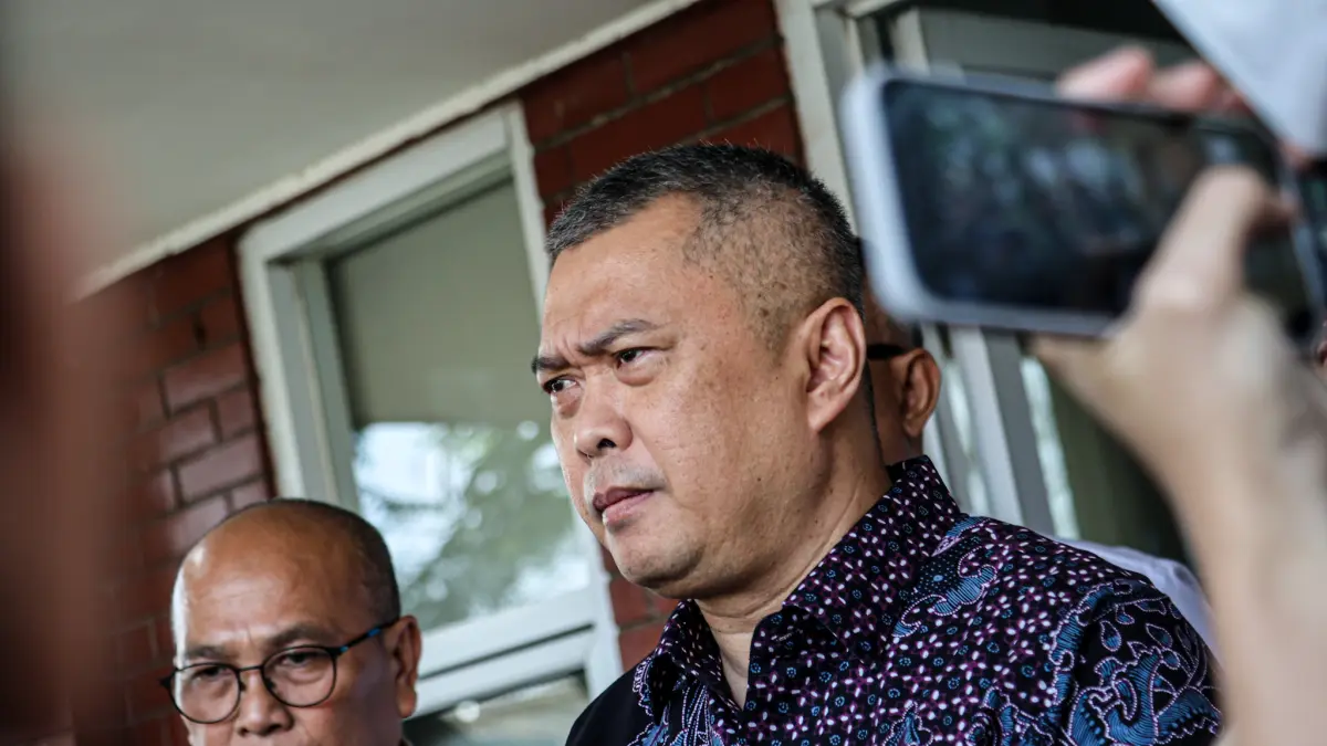 Menteri Perhubungan Dudy Purwagandhi (tengah) mengelar doorstop usai rapat dampak sebaran abu vulkanik di Bandara Soekarno-Hatta, Tangerang, Minggu (06/09/2026). (Hanung/ Hambara/ Jawa Pos)