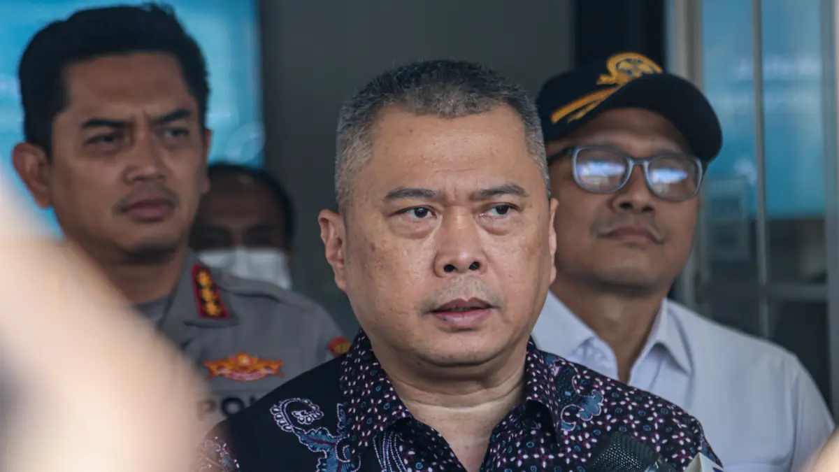 Menteri Perhubungan Dudy Purwagandhi (tengah) mengelar doorstop usai rapat dampak sebaran abu vulkanik di Bandara Soekarno-Hatta, Tangerang, Minggu (06/09/2026). (Hanung/ Hambara/ Jawa Pos)