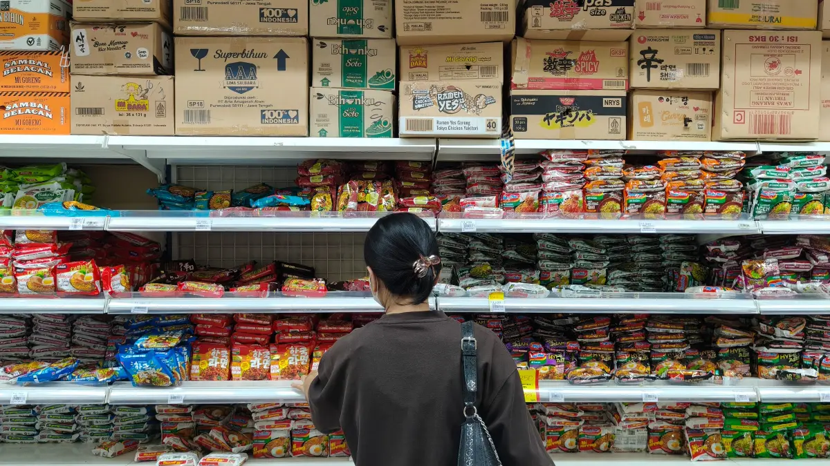 Pengunjung mengambil mie instan di salah satu gerai ritel modern di Jakarta, Jumat (4/9/2026). (Salman Toyibi/ Jawa Pos)