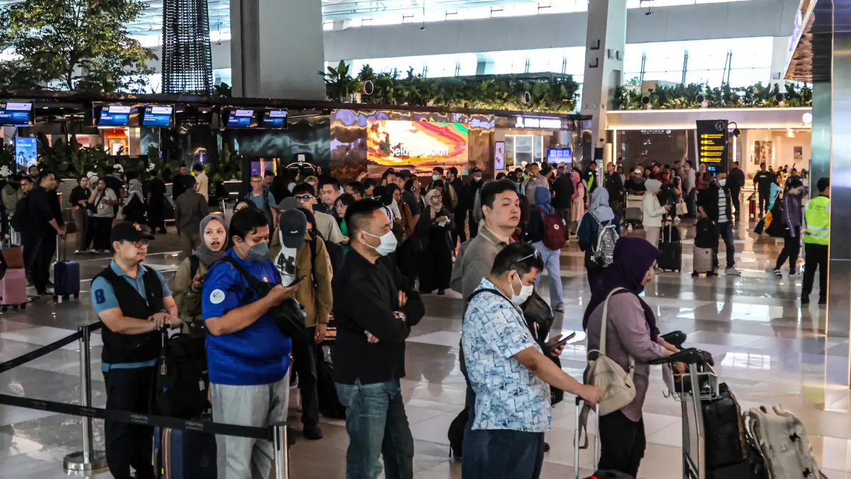 Sejumlah penumpang melakukan refund tiket setelah ditutupnya oprasional penerbangan di Terminal 3, Bandara Soekarno-Hatta, Tangerang, Minggu (06/09/2026). (Hanung Hambara/ Jawa Pos)