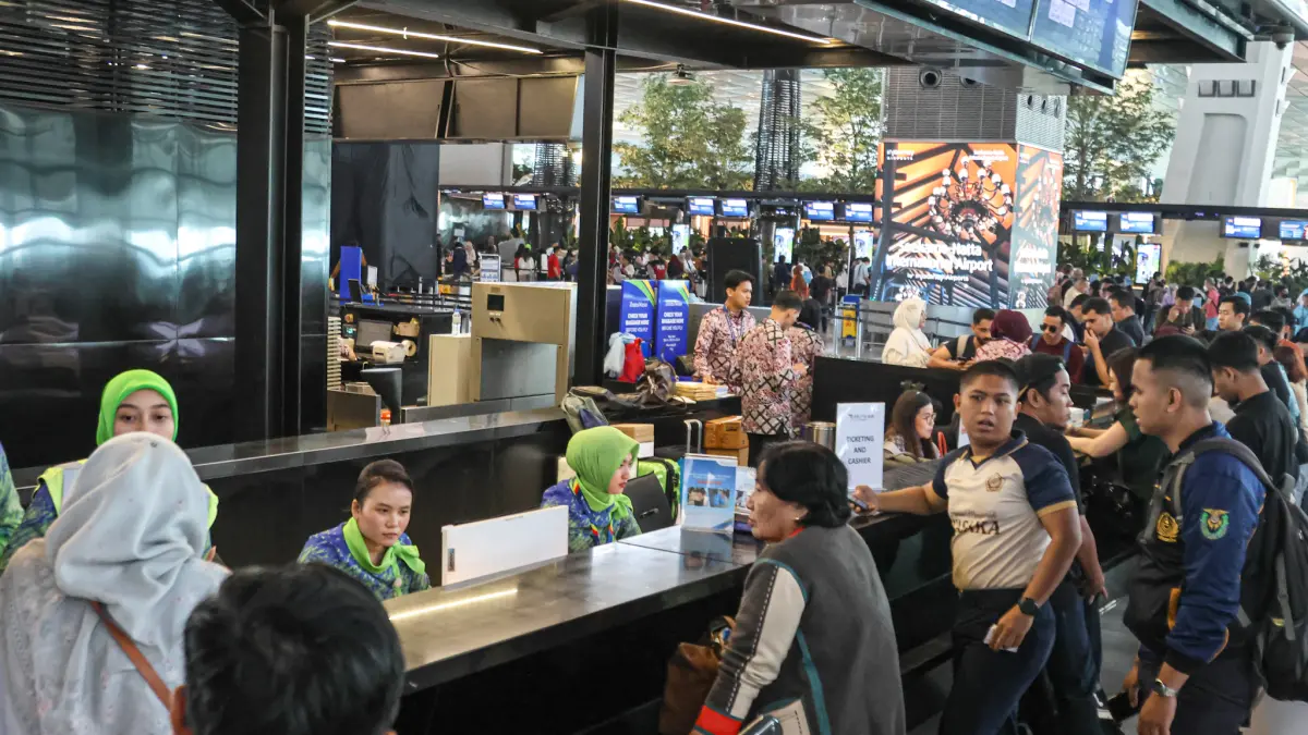 Sejumlah penumpang melakukan refund tiket setelah ditutupnya oprasional penerbangan di Terminal 3, Bandara Soekarno-Hatta, Tangerang, Minggu (06/09/2026). (Hanung Hambara/ Jawa Pos)