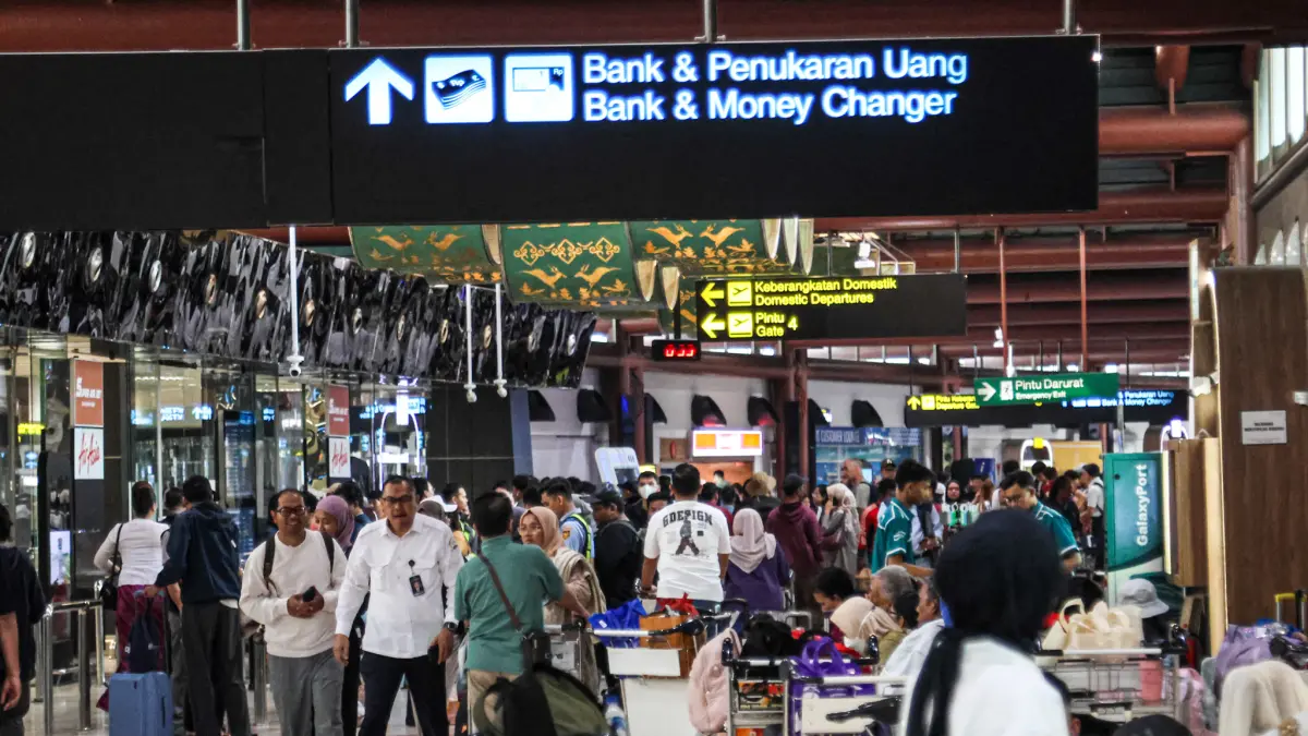 Sejumlah penumpang melakukan refund tiket setelah ditutupnya oprasional penerbangan di Terminal 3, Bandara Soekarno-Hatta, Tangerang, Minggu (06/09/2026). (Hanung Hambara/ Jawa Pos)
