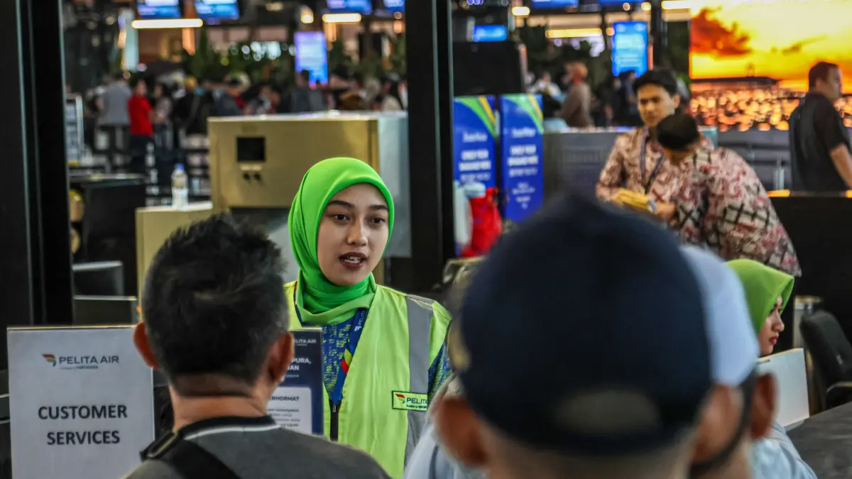 Sejumlah penumpang melakukan refund tiket setelah ditutupnya oprasional penerbangan di Terminal 3, Bandara Soekarno-Hatta, Tangerang, Minggu (06/09/2026). (Hanung Hambara/ Jawa Pos)