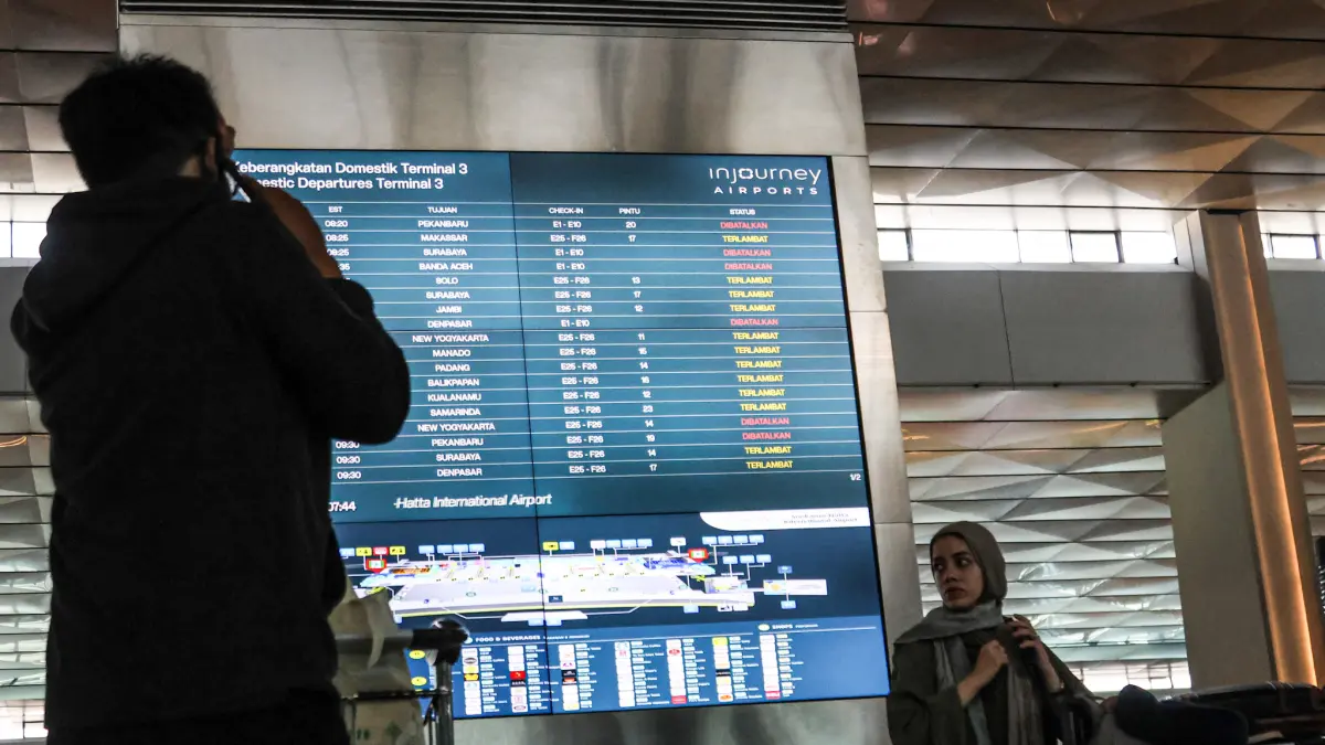Sejumlah penumpang melakukan refund tiket setelah ditutupnya oprasional penerbangan di Terminal 3, Bandara Soekarno-Hatta, Tangerang, Minggu (06/09/2026). (Hanung Hambara/ Jawa Pos)