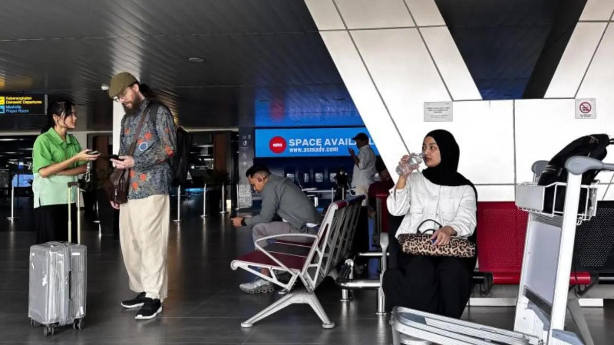 Sejumlah penumpang terdampak akibat abu vulkanik erupsi Gunung Anak Krakatau di Bandara Internasional Husein Sastranegara, Kota Bandung, Jawa Barat, Senin. (7/9/2026). (ANTARA/Rubby Jovan) - Image