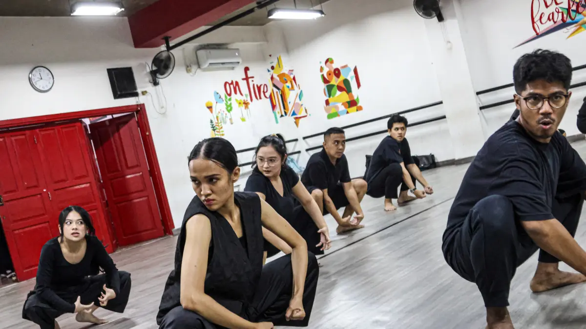 El Haq Latief mengajarkan koreografi untuk persiapan drama musikal Home Sweet Loan di Jakarta, Minggu (06/09/2026). (Hanung Hambara/ Jawa Pos)