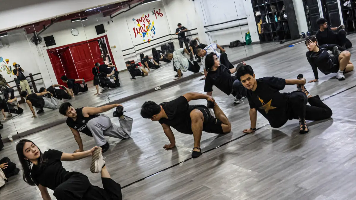 El Haq Latief mengajarkan koreografi untuk persiapan drama musikal Home Sweet Loan di Jakarta, Minggu (06/09/2026). (Hanung Hambara/ Jawa Pos)