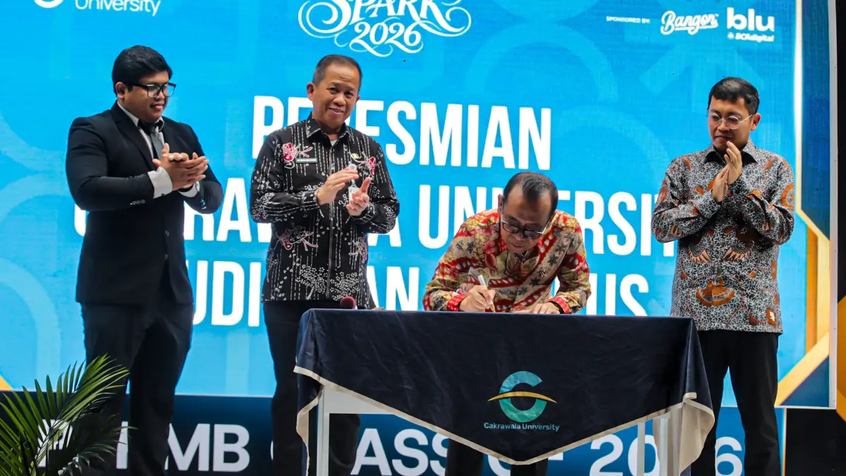 Menteri Koordinator Bidang Pembangunan Manusia dan Kebudayaan Pratikno (kedua kanan) bersama Rektor Cakrawala University Alim Anggono (kiri), Asisten Kesejahteraan Rakyat Sekretaris Daerah Provinsi DKI Jakarta Ali Maulana Hakim (kedua kiri) dan Board of T