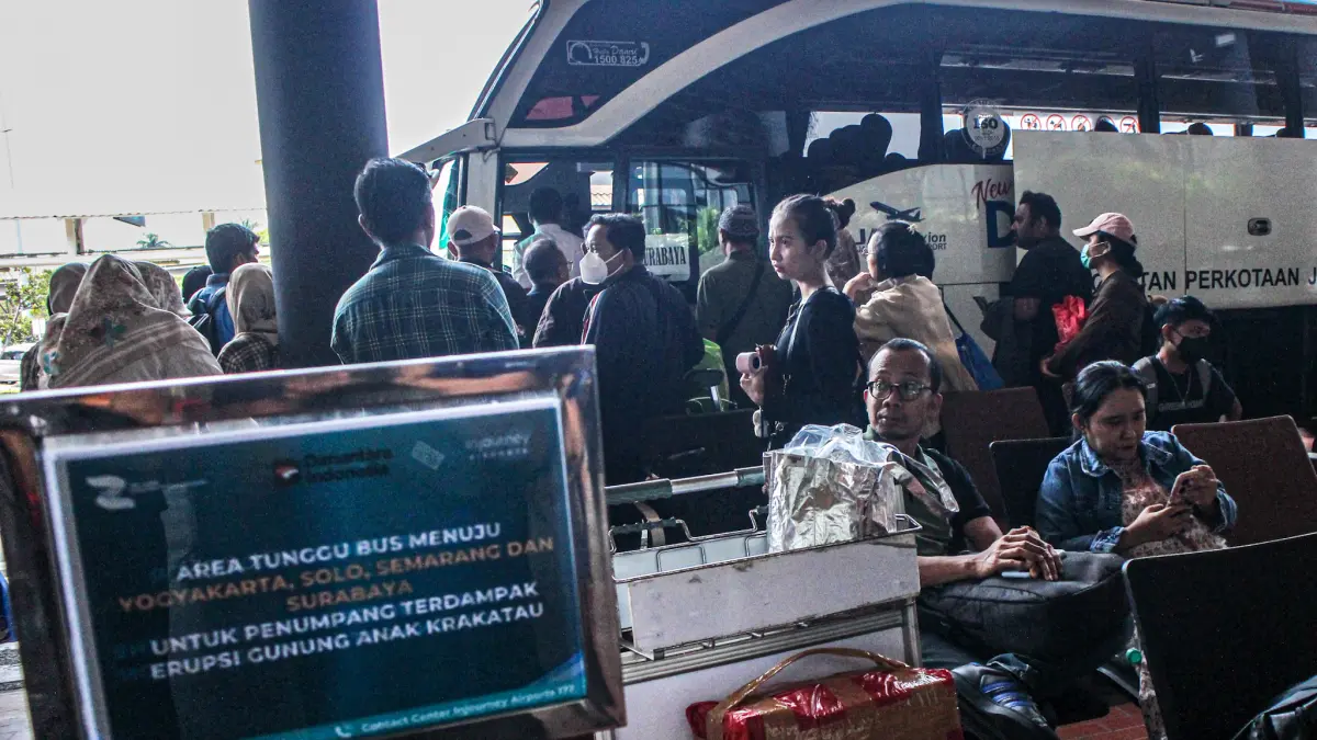 Sejumlah calon penumpang yang terdampak penerbangan menaiki bus Damri di Terminal 1C Bandara Soekarno-Hatta, Tangerang, Senin (07/09/2026). (Dery Ridwansan/ JawaPos.com)