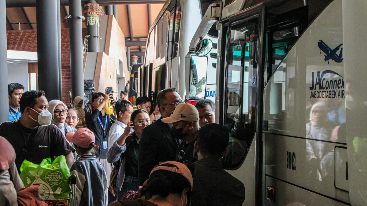 Sejumlah calon penumpang yang terdampak penerbangan menaiki bus Damri di Terminal 1C Bandara Soekarno-Hatta, Tangerang, Senin (07/09/2026). (Dery Ridwansan/ JawaPos.com)