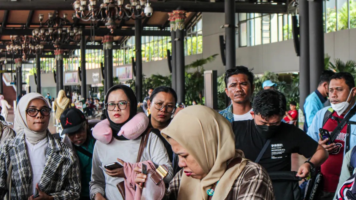 Sejumlah calon penumpang yang terdampak penerbangan menaiki bus Damri di Terminal 1C Bandara Soekarno-Hatta, Tangerang, Senin (07/09/2026). (Dery Ridwansan/ JawaPos.com)