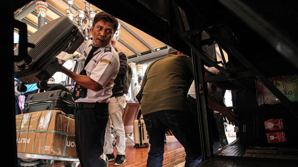 Sejumlah calon penumpang yang terdampak penerbangan menaiki bus Damri di Terminal 1C Bandara Soekarno-Hatta, Tangerang, Senin (07/09/2026). (Hanung Hambara/ Jawa Pos)