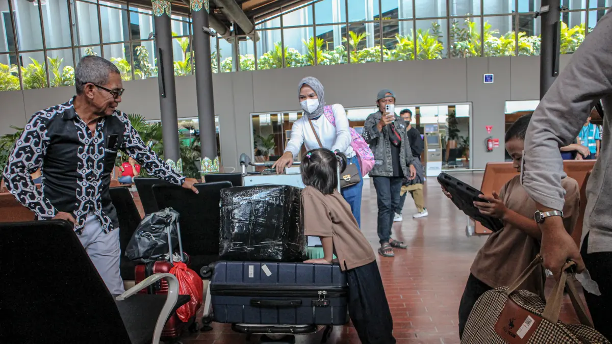Sejumlah calon penumpang yang terdampak penerbangan menaiki bus Damri di Terminal 1C Bandara Soekarno-Hatta, Tangerang, Senin (07/09/2026). (Hanung Hambara/ Jawa Pos)