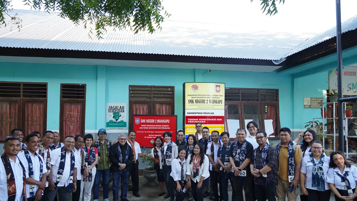 Sejumlah pimpinan redaksi media nasional saat berkunjung ke SMK N 2 Waingapu, Sumba, yang merupakan mitra binaan Muria Sumba Manis. (Istimewa)