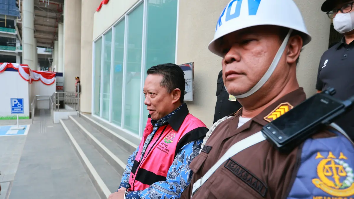 Tersangka kasus dugaan Tindak Pidana Pencucian Uang (TPPU) Febrie Adriansyah usai menjalani pemeriksaan di Gedung Utama Kejaksaan Agung, Jakarta, Selasa (8/9/2026). (Dery Ridwansah/ JawaPos.com)