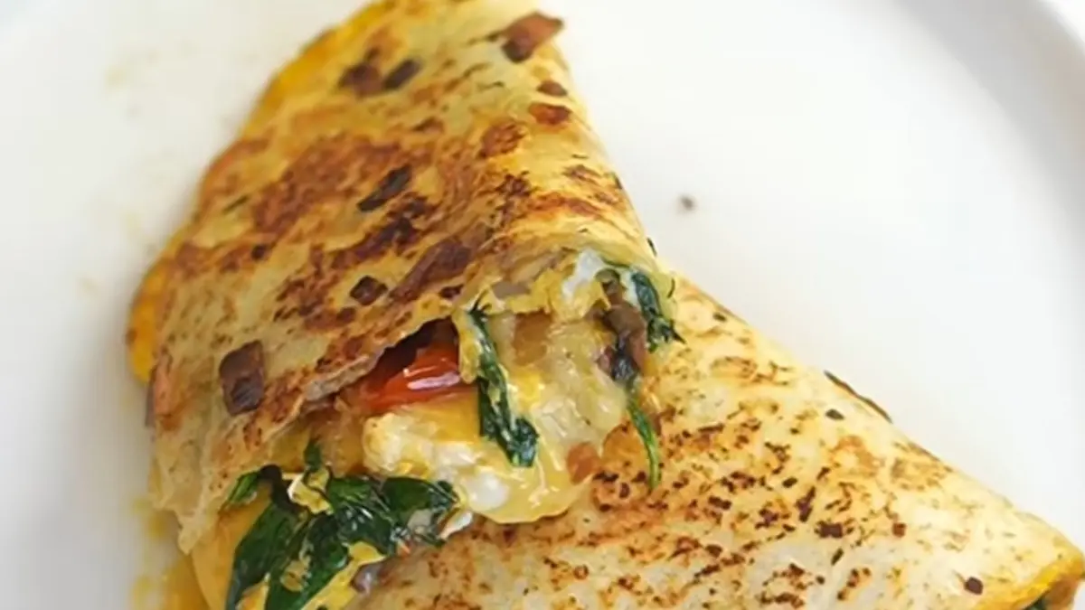 Potret cheese omelette breakfast wrap yang praktis untuk dijadikan sarapan atau bekal. (instagram.com/@gio.mci10) - Image