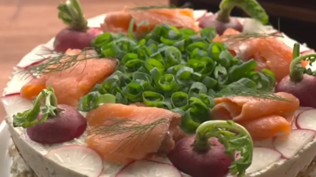 Potret kue ulang tahun anti mainstream, zucchini cake dengan salmon. (instagram.com/@mellyciputra) - Image