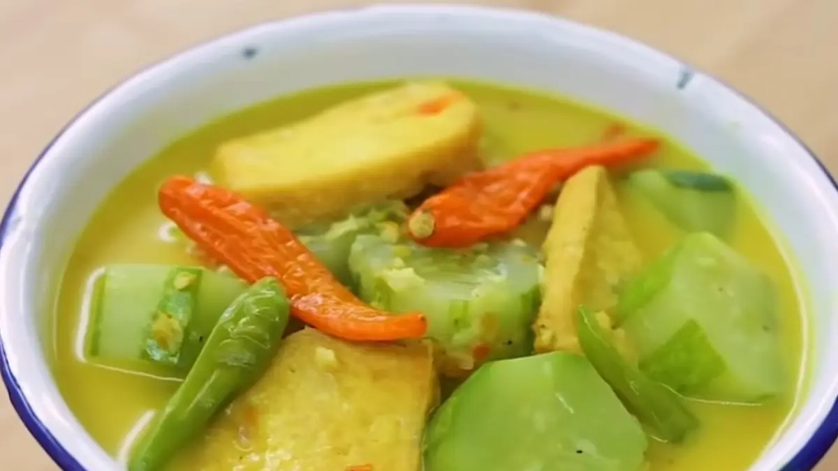 Potret lodeh timun dengan tahu dan bumbu rempah santan yang terjangkau tapi tetap enak. (instagram.com/@devinahermawan) - Image