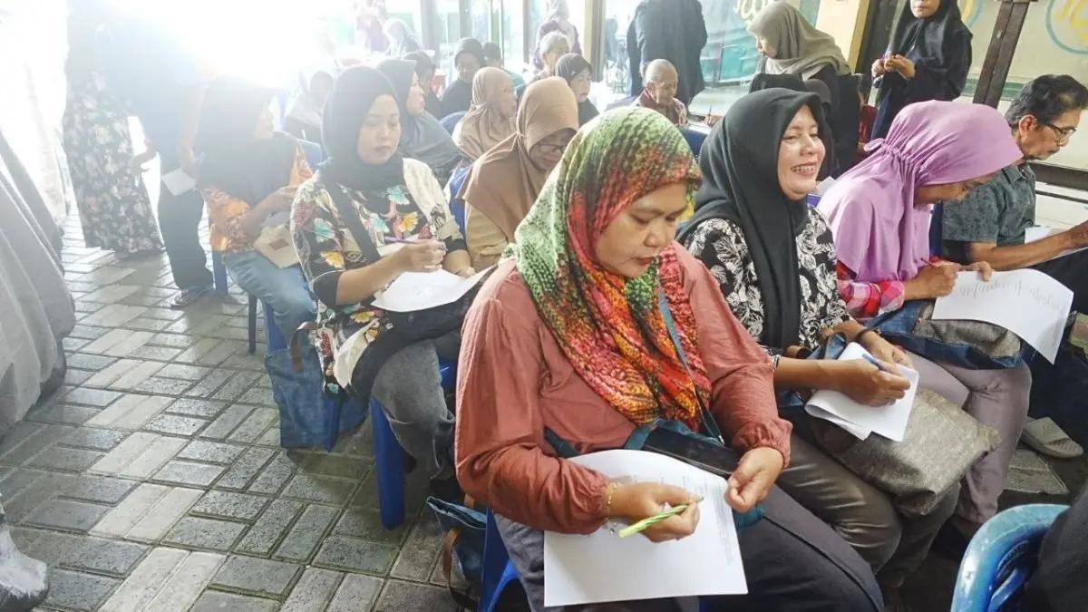 Warga Mulyorejo mengikuti edukasi dan praktik pemanfaatan Tanaman Obat Keluarga (TOGA) untuk mendukung pencegahan risiko diabetes. (Moch. Rizky Pratama Putra/JawaPos.com) - Image